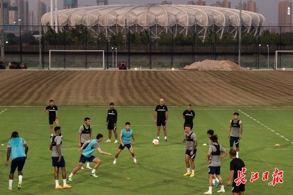 关于武汉三镇训练开放日，国际比赛日单刀错失引欢呼，CBA季后赛在即，年轻球员得到机会的信息