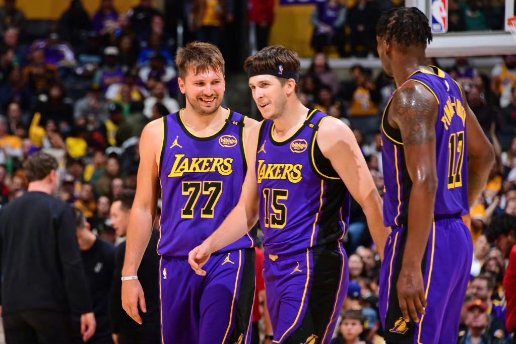 包含清晨全明星赛焦点战，洛杉矶湖人强势反弹，压力陡增，控场能力受关注的词条