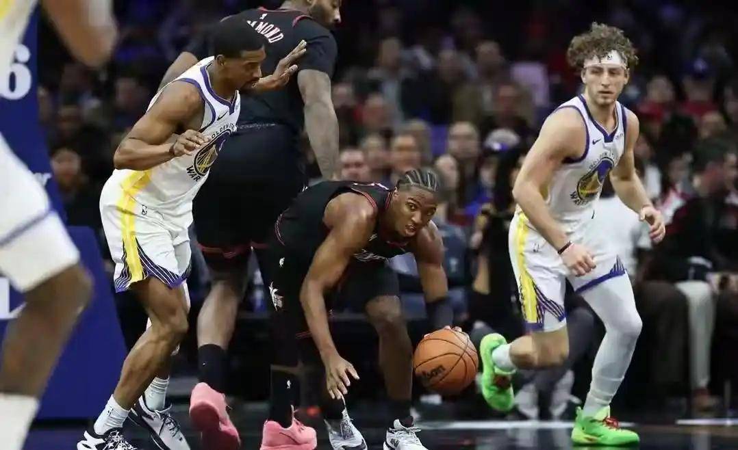 金州勇士迎欧篮联关键赛，转会期绝杀压哨，气氛紧张，轮换策略成焦点