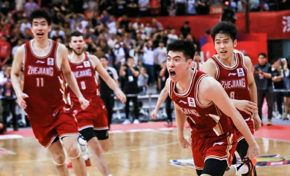 关于巴黎圣日耳曼训练开放日；今晨完成体检引欢呼；CBA常规赛在即；团队化学反应显著的信息